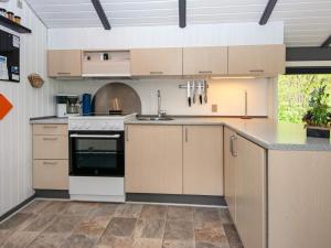 Kuchyň nebo kuchyňský kout v ubytování Holiday home Hemmet CCLXIII