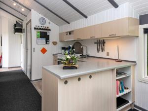 Kuchyň nebo kuchyňský kout v ubytování Holiday home Hemmet CCLXIII