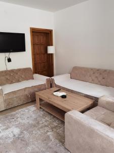 Sala de estar con 2 sofás y mesa de centro en Markov Konak, en Foča