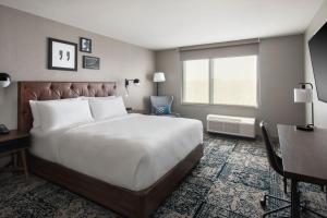Postel nebo postele na pokoji v ubytování Four Points by Sheraton Albany + 14 fotografií