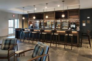 Khu vực lounge/bar tại Four Points by Sheraton Albany