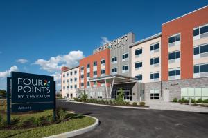 奥尔巴尼Four Points by Sheraton Albany的喜来登酒店四点的正面景色