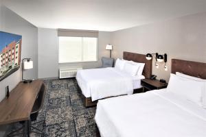 Four Points by Sheraton Albany客房内的一张或多张床位