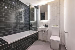 y baño con bañera, lavabo y aseo. en Khayat Homes - The Canex - One Bed, en Londres