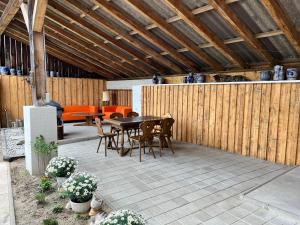 a patio with a table and chairs and a wooden fence at Idyllischer Bauernhof mit Charme in Benken