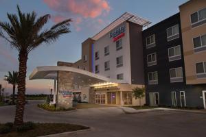 霍瑪的住宿－Fairfield Inn & Suites by Marriott Houma Southeast，一座建筑前有棕榈树的酒店