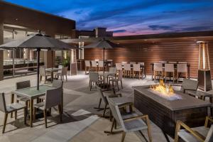 un patio con una hoguera, mesas y sillas en San Diego Marriott Del Mar en San Diego