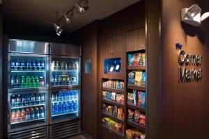 um frigorífico cheio de refrigerantes e outras bebidas em Fairfield Inn & Suites by Marriott Houma Southeast em Houma