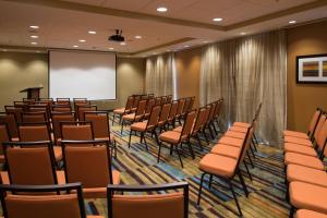 een conferentieruimte met stoelen en een scherm bij Fairfield Inn & Suites by Marriott Houma Southeast in Houma