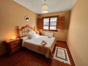 een slaapkamer met een groot bed en een raam bij Los Robles Andrin in Andrín