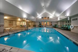 una gran piscina en una habitación de hotel en Residence Inn by Marriott Hazleton, en Hazleton