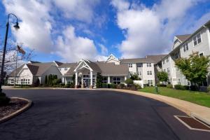 una calle frente a un edificio en Residence Inn by Marriott Hazleton, en Hazleton