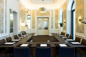 une rangée de tables dans une pièce avec des chaises dans l'établissement AC Hotel by Marriott Mainz, à Mayence