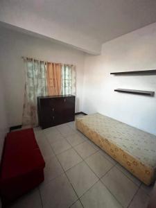 um quarto com uma cama e uma televisão de ecrã plano em HOUSE FOR RENT IN LASPINAS em Manila