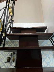 uma escada em espiral de madeira num quarto com uma parede em HOUSE FOR RENT IN LASPINAS em Manila