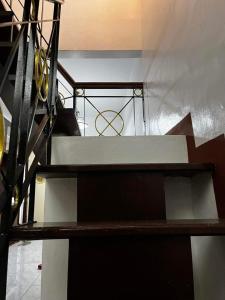 uma escada num quarto com uma escada em HOUSE FOR RENT IN LASPINAS em Manila