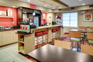 un restaurante de comida rápida con barra y taburetes en Towneplace Suites by Marriott Cleveland Westlake, en Westlake