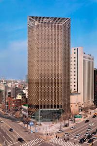 wysoki budynek w mieście o dużym ruchu w obiekcie Four Points by Sheraton Seoul Gangnam w Seulu
