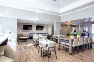 a dining room with a table and chairs at Residence Inn by Marriott Sacramento Airport Natomas in Sacramento