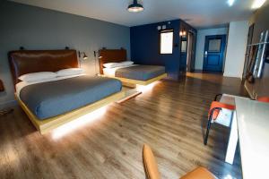 Giường trong phòng chung tại MOXY Phoenix Tempe/ASU Area