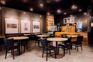 um restaurante com mesas e cadeiras num quarto em Delta Hotels by Marriott Fargo em Fargo