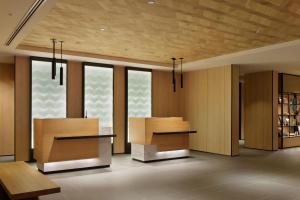 una hall con tavolo e alcune finestre di Fairfield by Marriott Mie Okuise Odai a Odaicho
