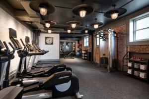 un gimnasio con filas de cintas de correr y un reloj en Courtyard by Marriott San Francisco Downtown/Van Ness Ave en San Francisco