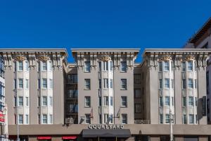 een gebouw voor een blauwe lucht bij Courtyard by Marriott San Francisco Downtown/Van Ness Ave in San Francisco