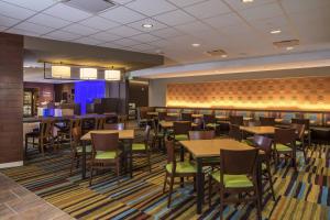 una sala da pranzo con tavoli e sedie in un ristorante di Fairfield Inn & Suites by Marriott Pittsburgh North/McCandless Crossing a McCandless Township