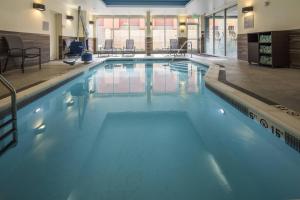 Swimmingpoolen hos eller tæt på Fairfield Inn & Suites by Marriott Pittsburgh North/McCandless Crossing