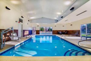 - une piscine dans une chambre d'hôtel avec une grande piscine dans l'établissement Fairfield Inn & Suites by Marriott Cortland, à Cortland