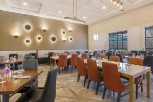 uma grande sala de jantar com mesas e cadeiras em Sheraton Tarrytown Hotel em Tarrytown