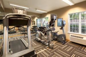TownePlace Suites Houston Northwest في هيوستن: صالة ألعاب رياضية مع أجهزةالجري واجهزة الاوبتكال في الغرفة