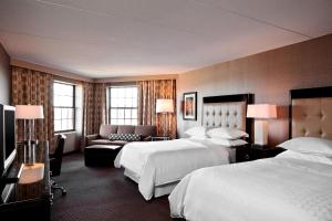 Ένα ή περισσότερα κρεβάτια σε δωμάτιο στο Sheraton Parsippany Hotel