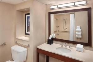 Ένα μπάνιο στο Sheraton Parsippany Hotel