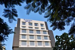 un edificio con el cartel de premios Berkted en él en Fairfield by Marriott Indore en Indore