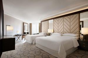 Postel nebo postele na pokoji v ubytování Sheraton Grand Warsaw