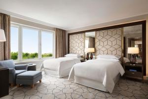 Postel nebo postele na pokoji v ubytování Sheraton Grand Warsaw