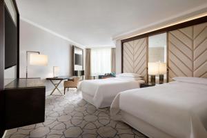 Postel nebo postele na pokoji v ubytování Sheraton Grand Warsaw
