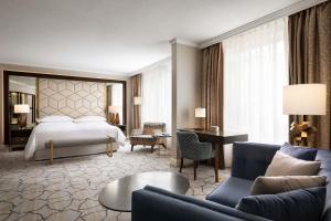 Sheraton Grand Warsaw في وارسو: غرفة في الفندق مع سرير ومكتب