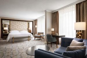 Postel nebo postele na pokoji v ubytování Sheraton Grand Warsaw