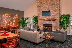 sala de estar con sofás y chimenea en TownePlace Suites by Marriott Clinton at Joint Base Andrews, en Clinton
