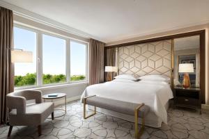 Postel nebo postele na pokoji v ubytování Sheraton Grand Warsaw
