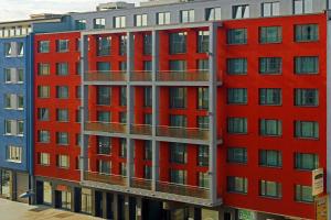 an apartment building with red and blue at Courtyard by Marriott Munich City Center in Munich