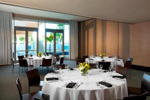 Aloft Silicon Valley في نيوآرك: غرفة طعام مع طاولات وكراسي عليها زهور