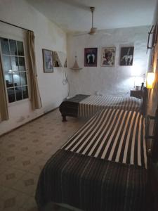 una habitación de hotel con 2 camas en una habitación en Casa rústica en Santiago del Estero