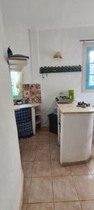 a kitchen with white counters and a counter top at Typique appartement in Houmt Souk