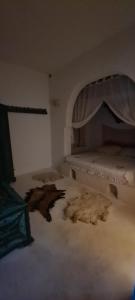 a room with a bed with a mattressablish at Typique appartement in Houmt Souk