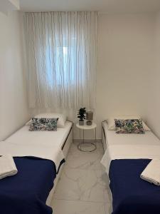 Posteľ alebo postele v izbe v ubytovaní Seaside apartments with a swimming pool Okrug Donji, Ciovo - 5244