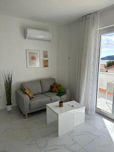 Posedenie v ubytovaní Seaside apartments with a swimming pool Okrug Donji, Ciovo - 5244